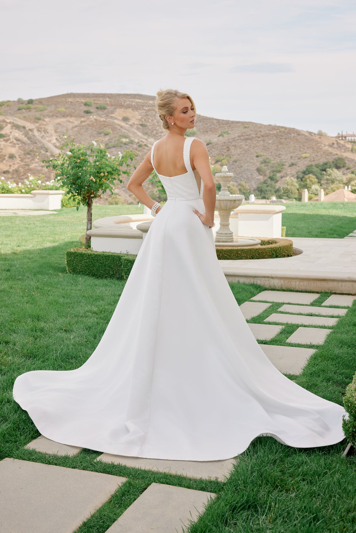 Giovanna wedding dress in Diamond White