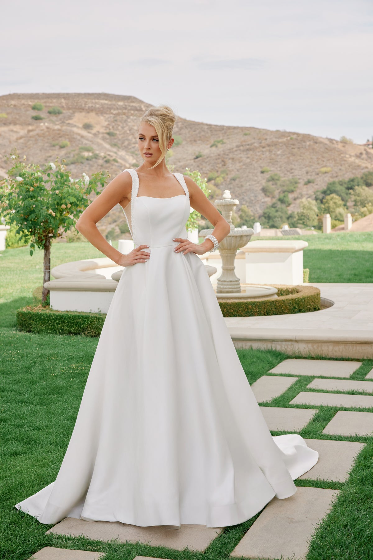 Giovanna wedding dress in Diamond White