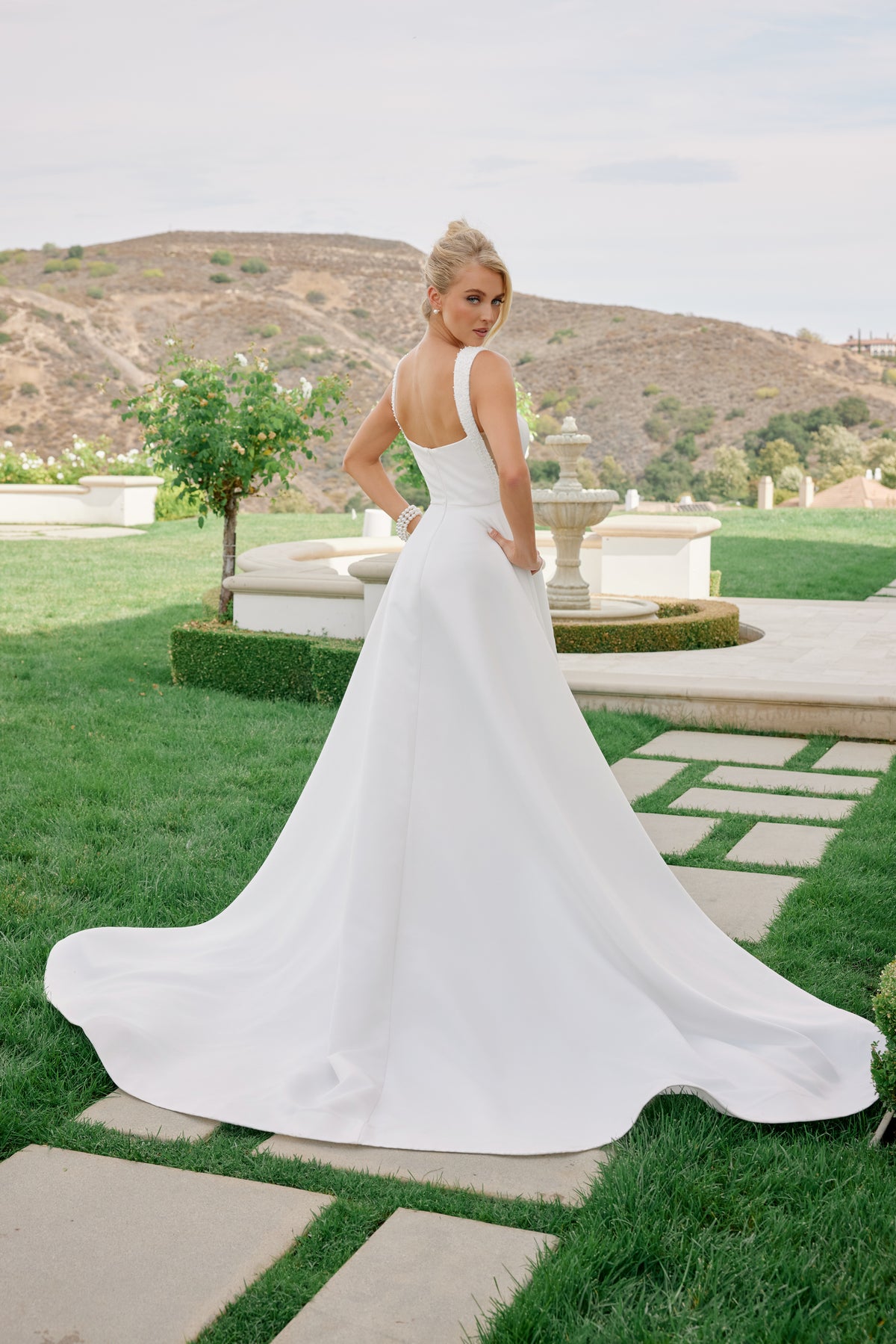 Giovanna wedding dress in Diamond White