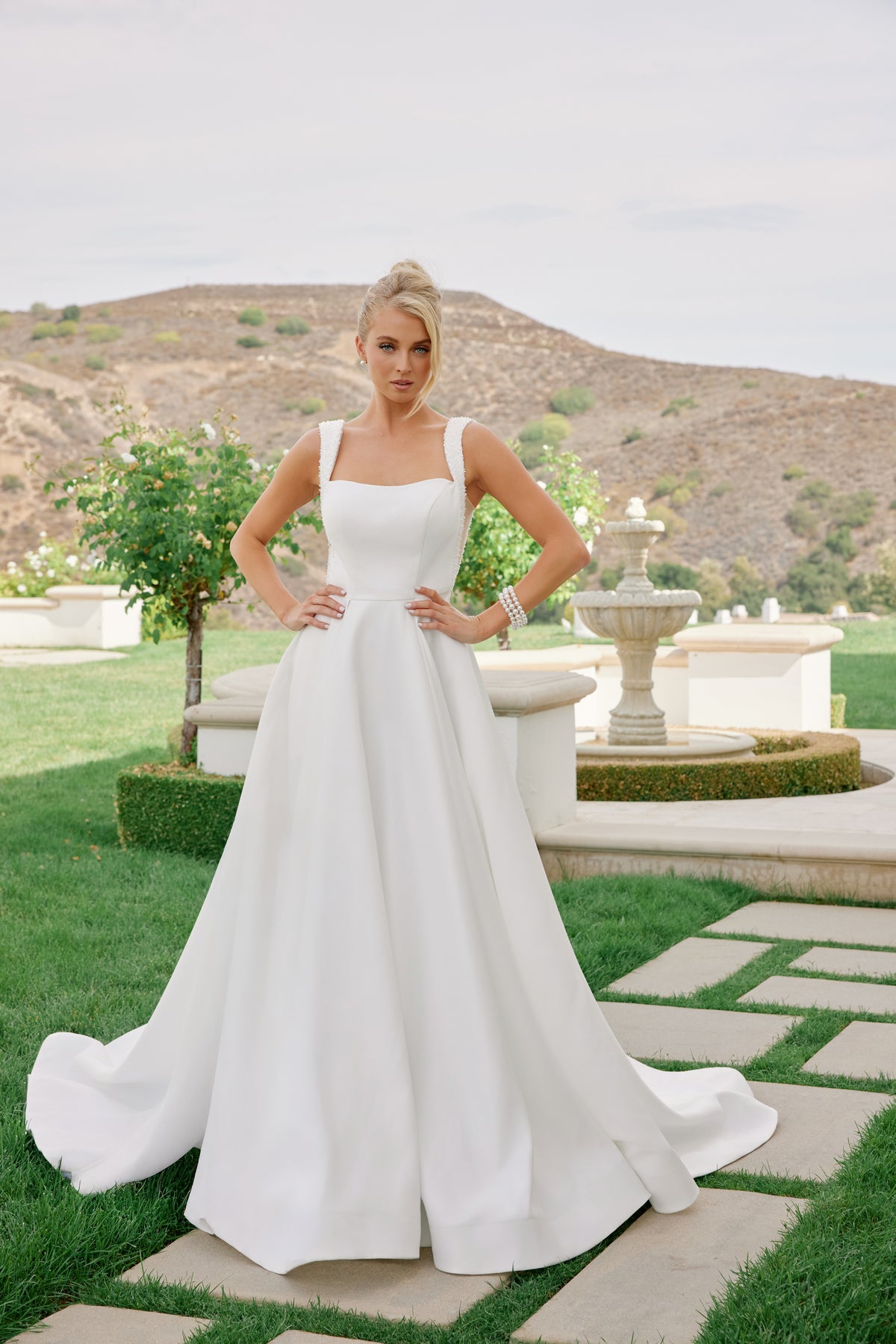 Giovanna wedding dress in Diamond White