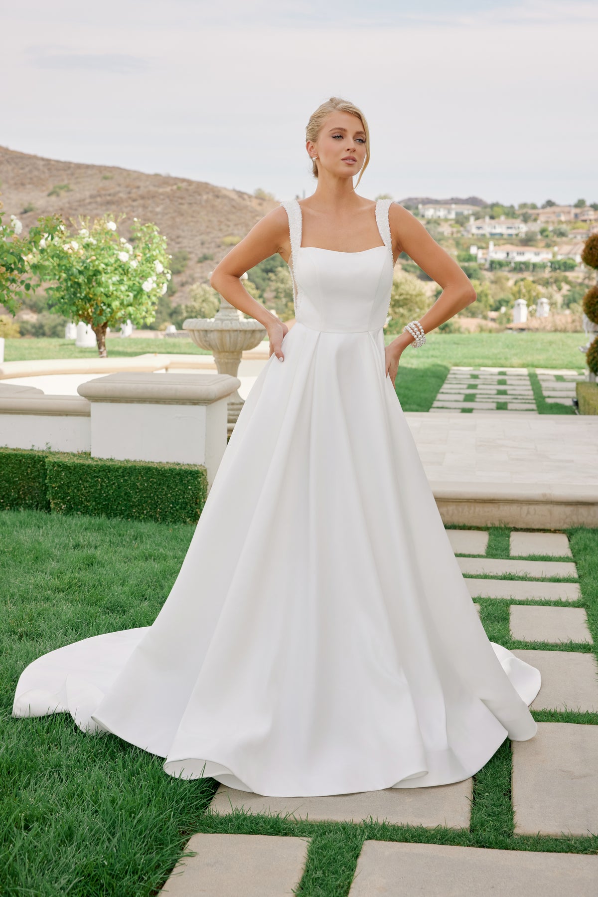 Giovanna wedding dress in Diamond White