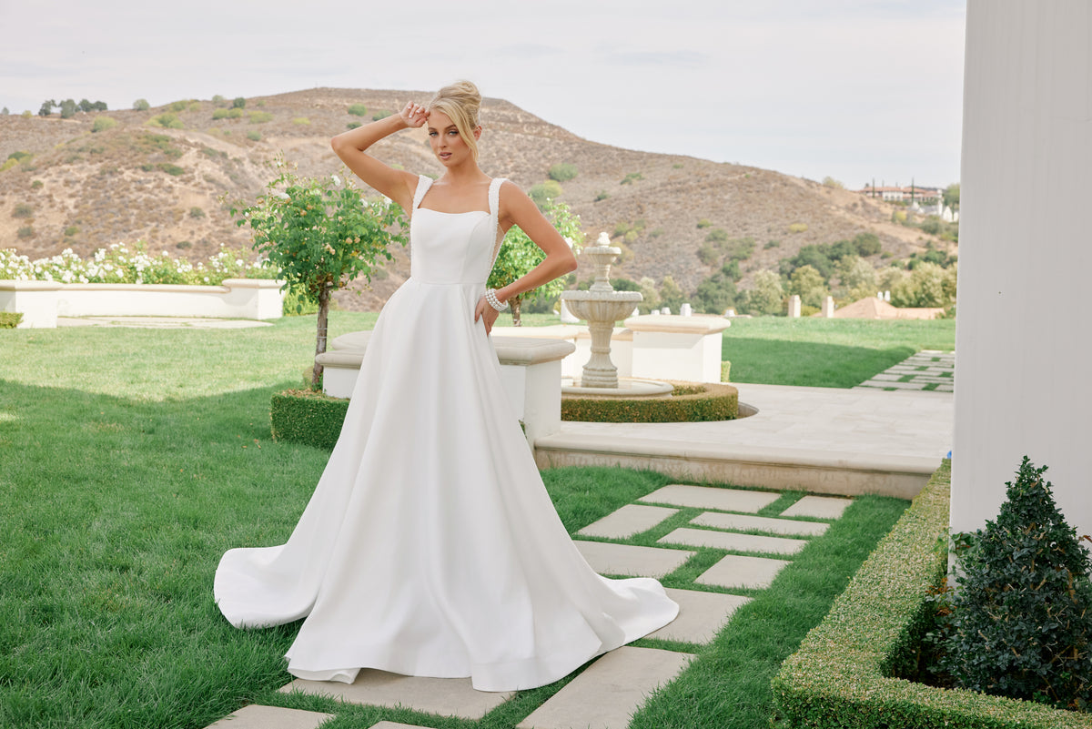 Giovanna wedding dress in Diamond White