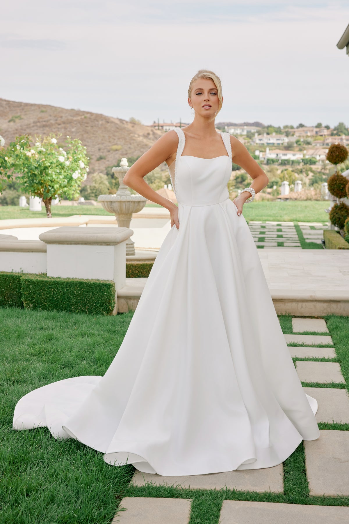 Giovanna wedding dress in Diamond White