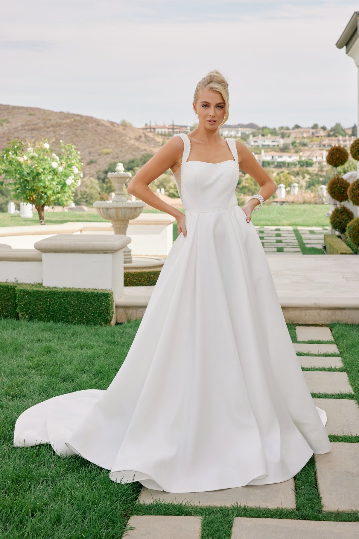 Giovanna wedding dress in Diamond White