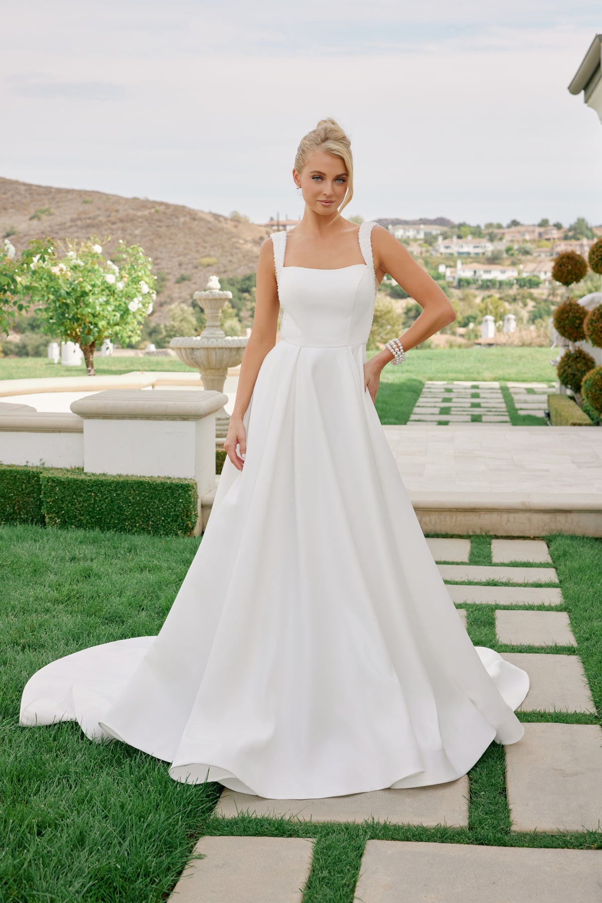 Giovanna wedding dress in Diamond White