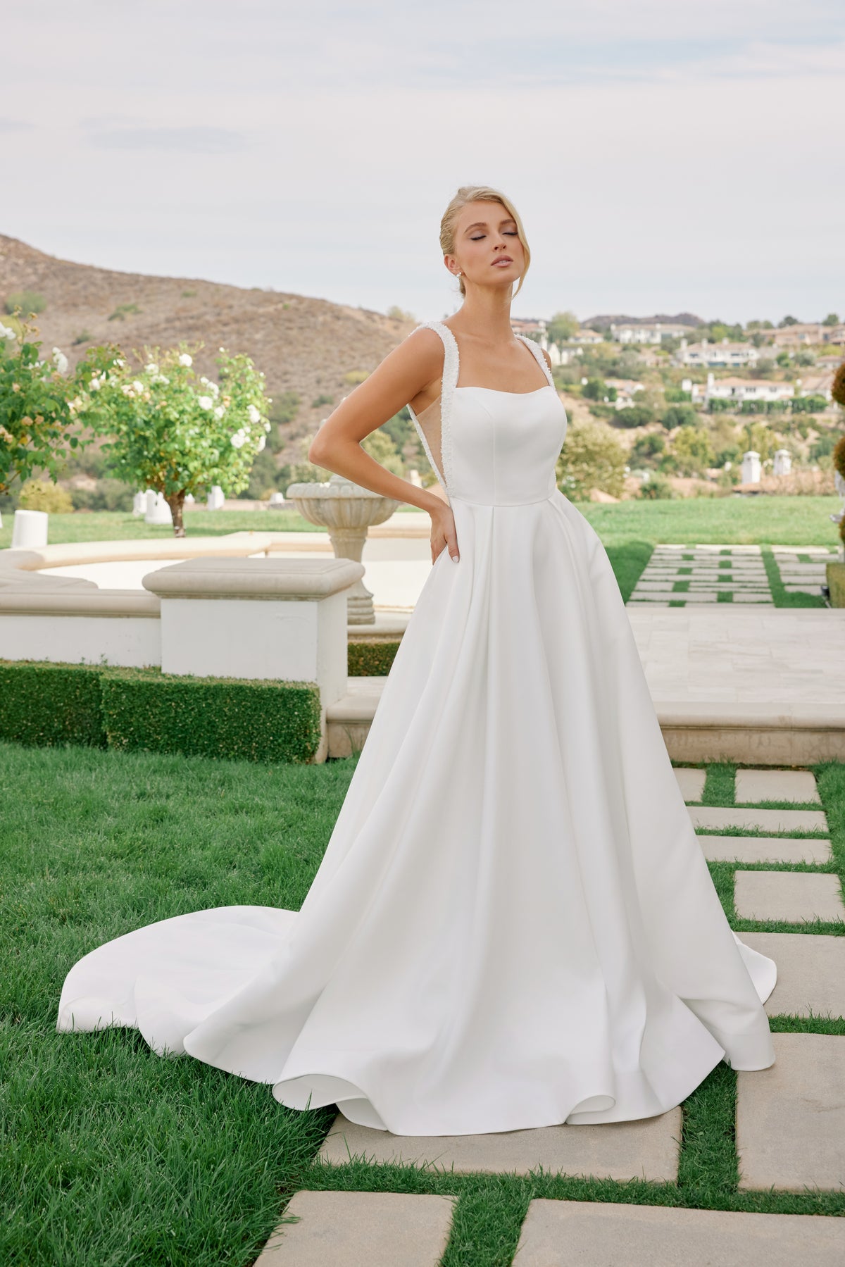 Giovanna wedding dress in Diamond White