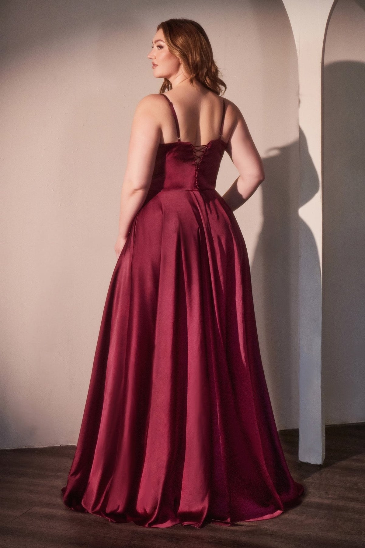 Musa Curve dress in Burgundy